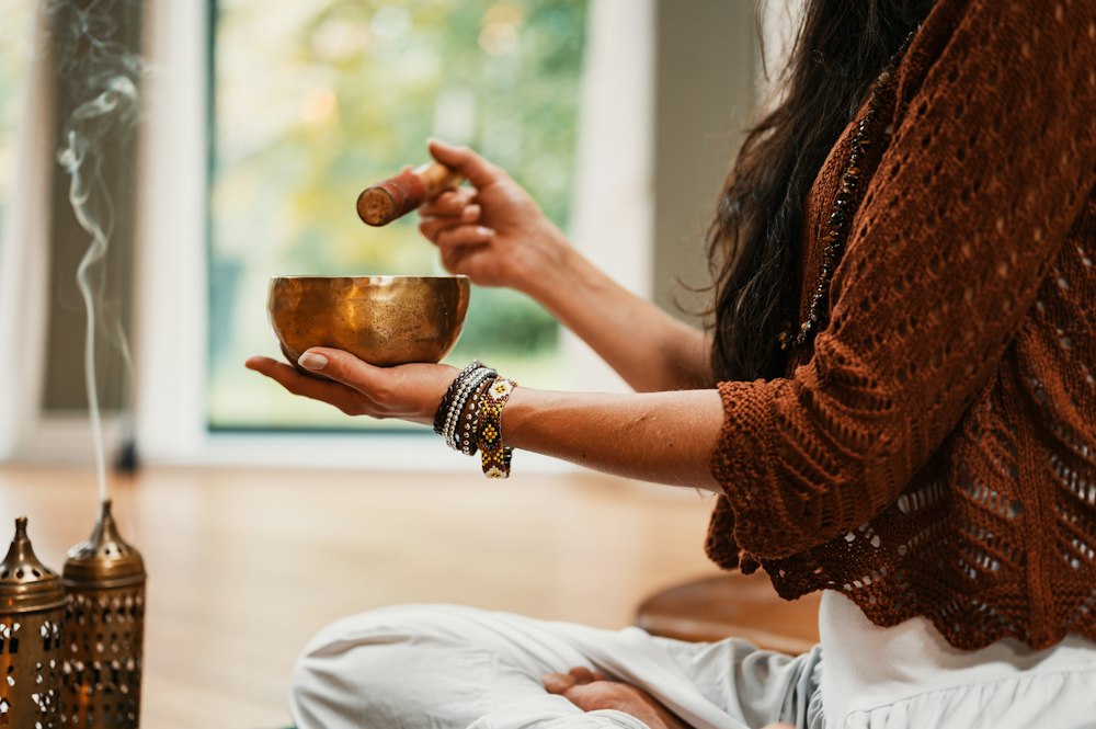 Personen bei einer gemeinsamen Yoga-Einheit